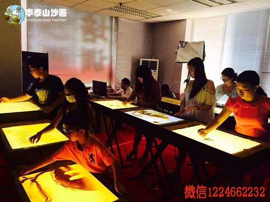 的学员(美女帅哥应有尽有)他们目的只有一个就是学习沙画有一技旁身